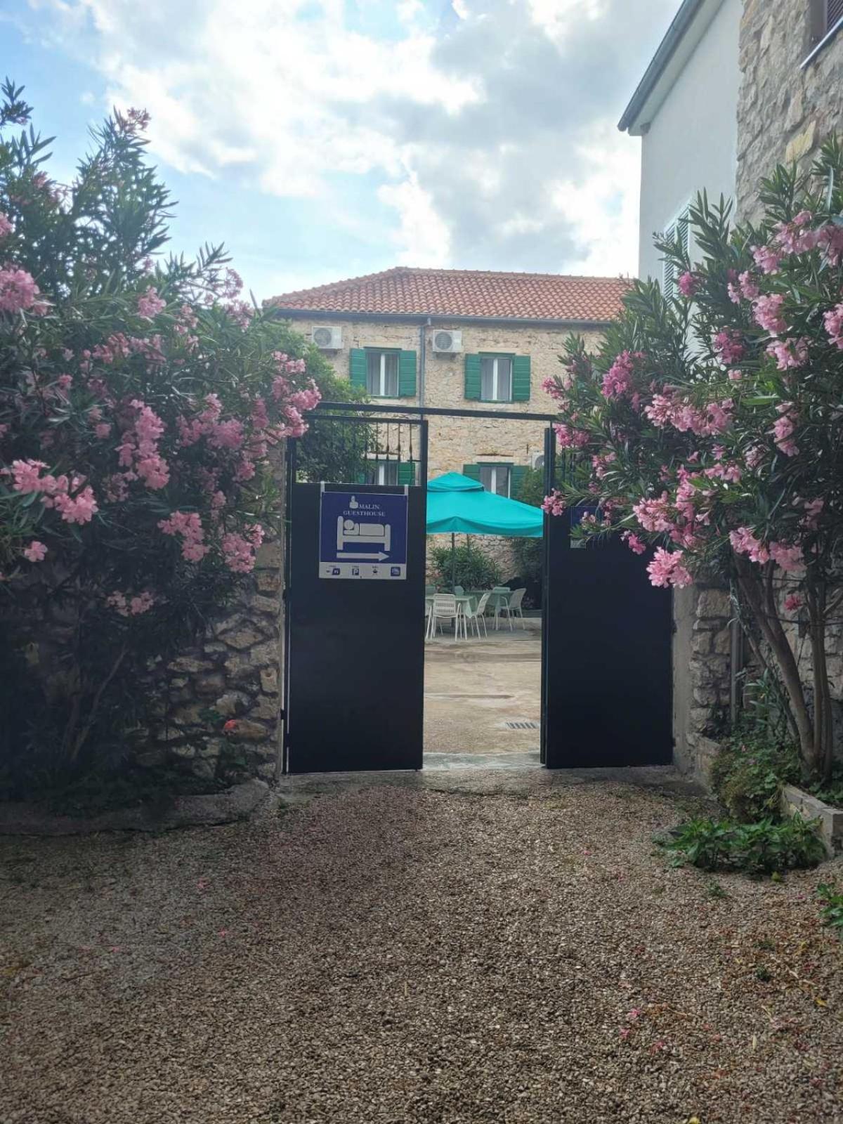 Malin Guesthouse Skradin Esterno foto